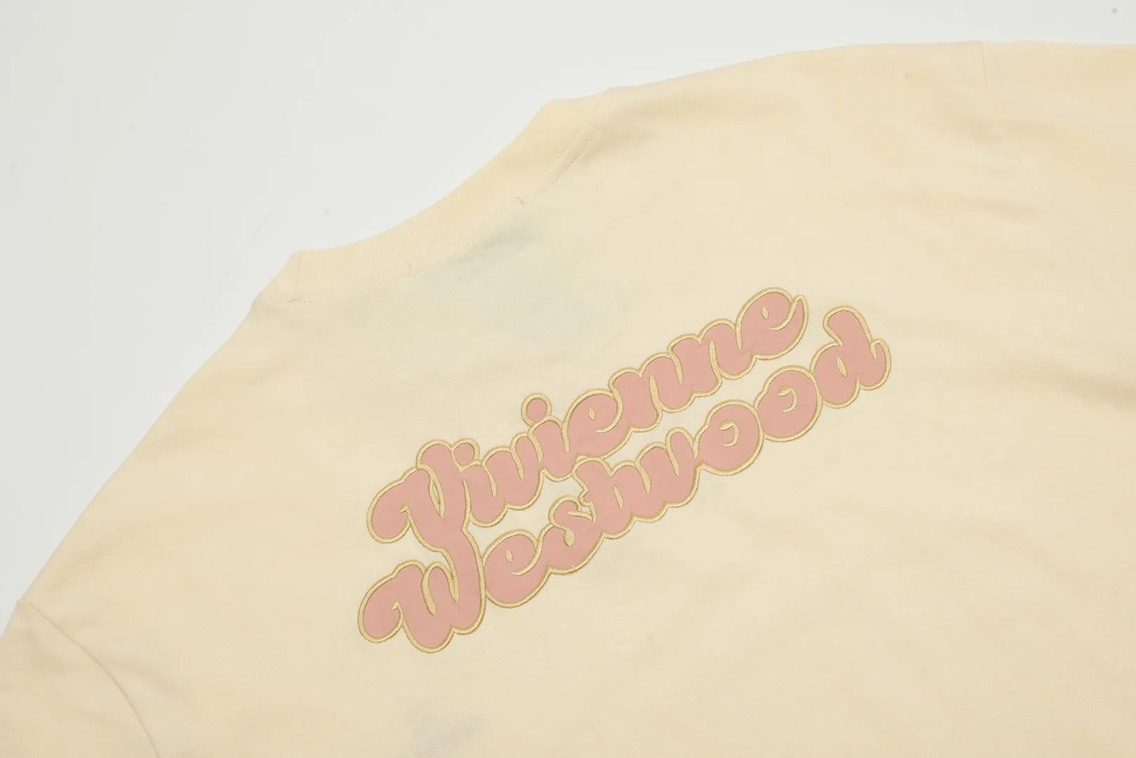 vivienne west wood Vivienne West Wood Three-dimensional patch embroidery short sleeves of Saturn Heavy Industry Heavy Industry Thousand-needle patch embroidery with cartoon logo on the back The hollow West Queen Mother logo on the front The combination of apricot and pink is very beautiful. The style with closed eyes. The full range of correct accessories. Every detail is completely restored and can be filled directly. Size: XS-L Color: Apricot
